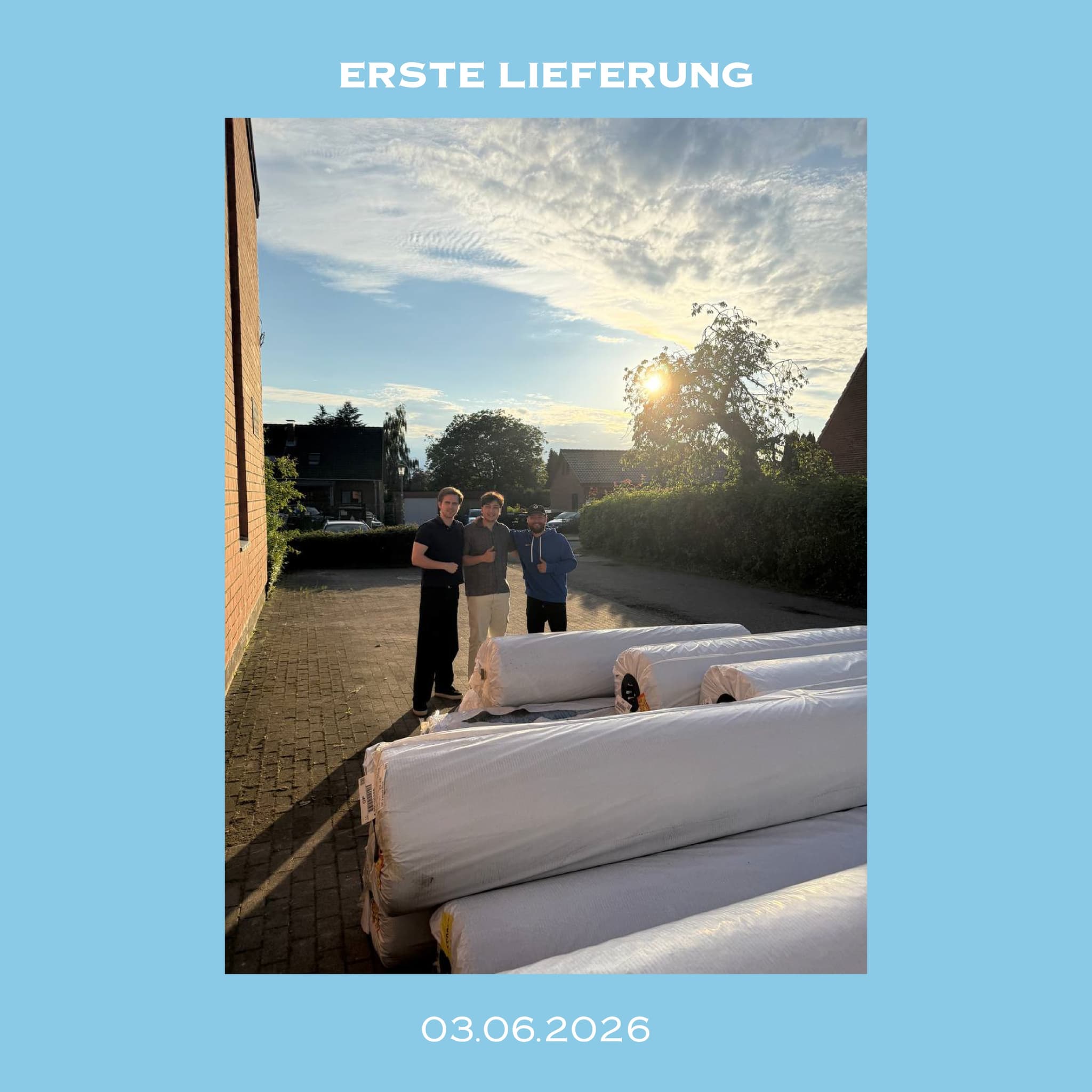 Erste Lieferung für den Hallenausbau: eingeschweißte Rollen Kunstrasen stapeln sich im Abendlicht vor der Halle, 03.06.2026.